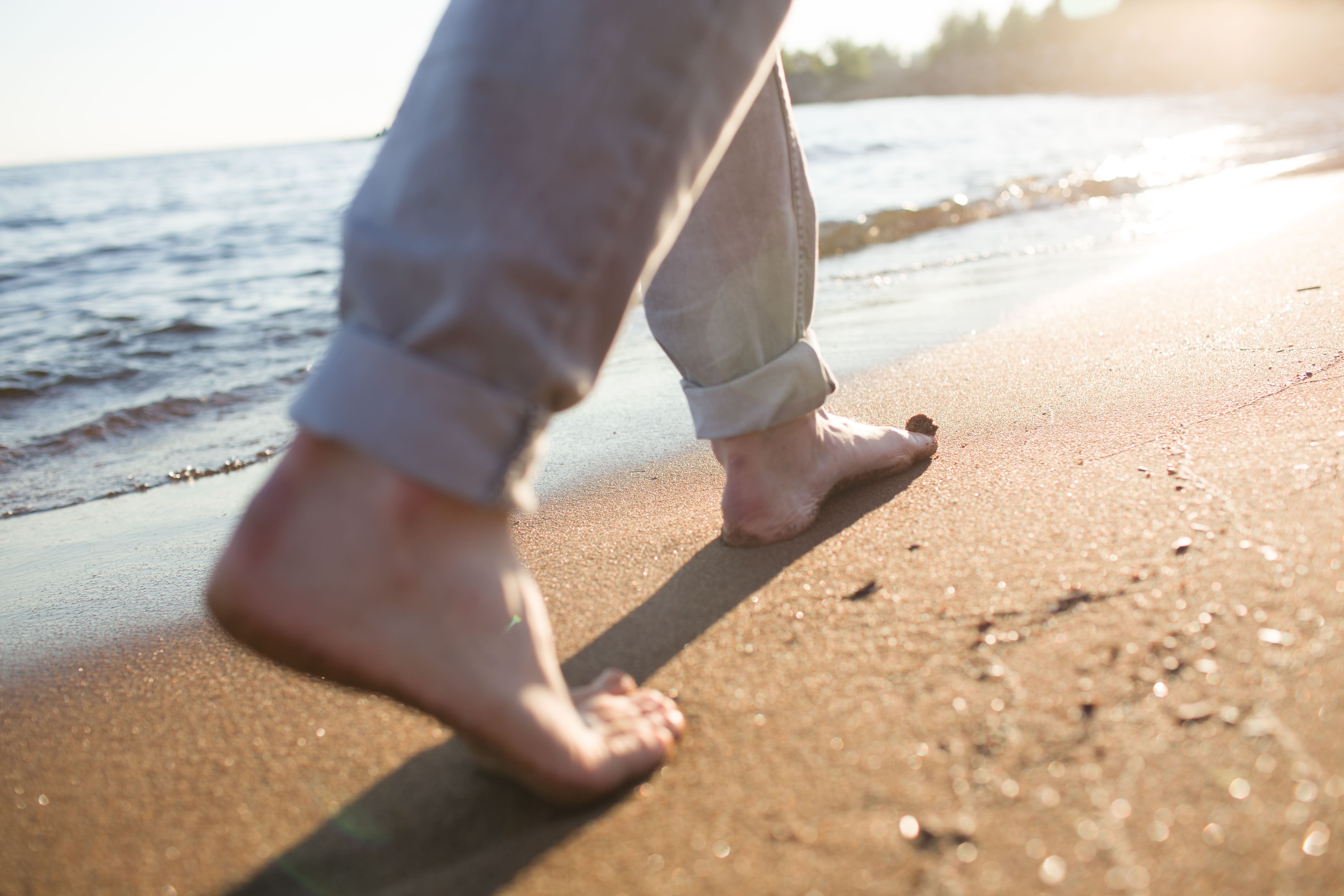 trattamenti piedi scalzi spiaggia mare
